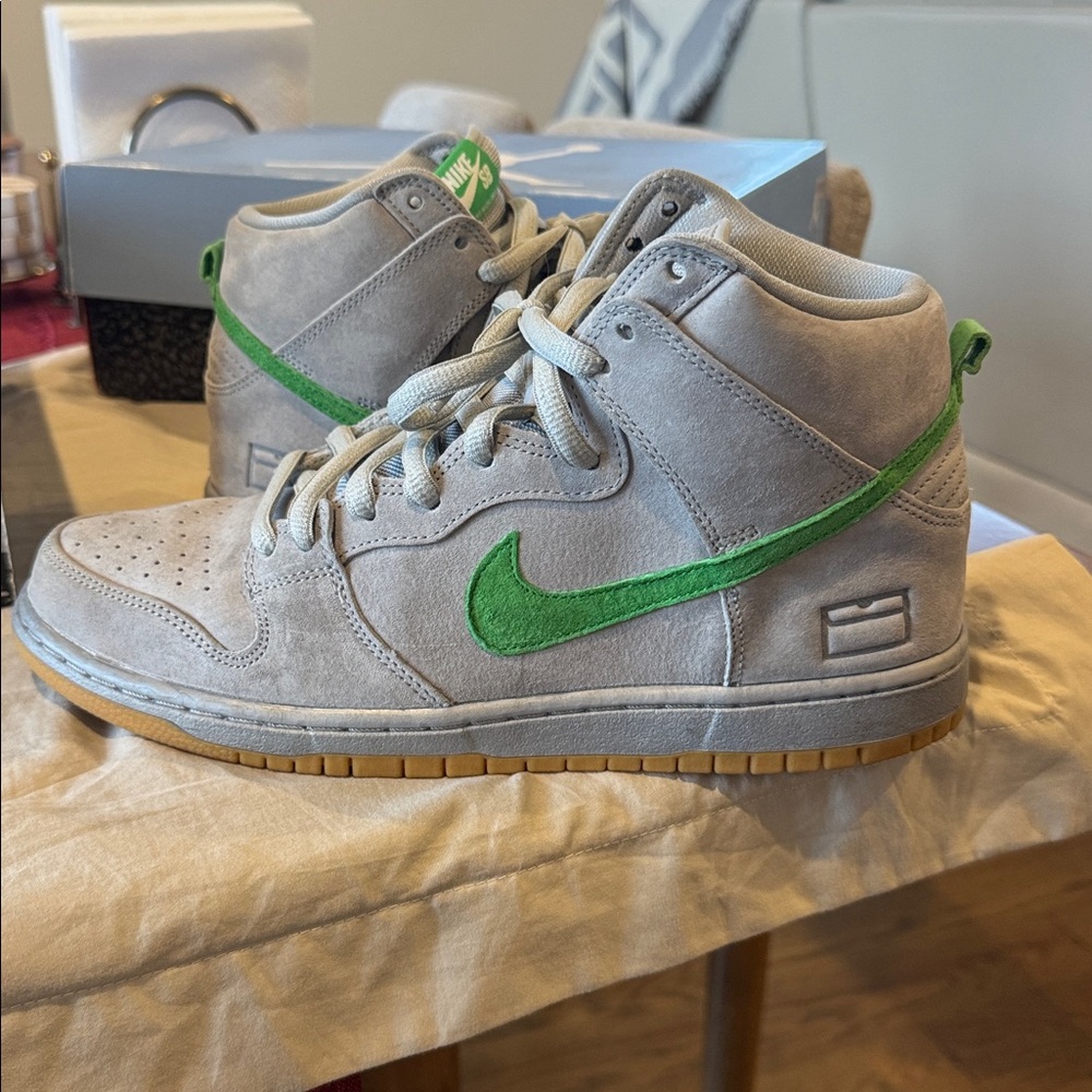 Nike SB Dunk High Silver box size 9.5 great condition